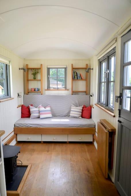 The Shepherd'S Hut @ Chichester Cottage Exterior foto